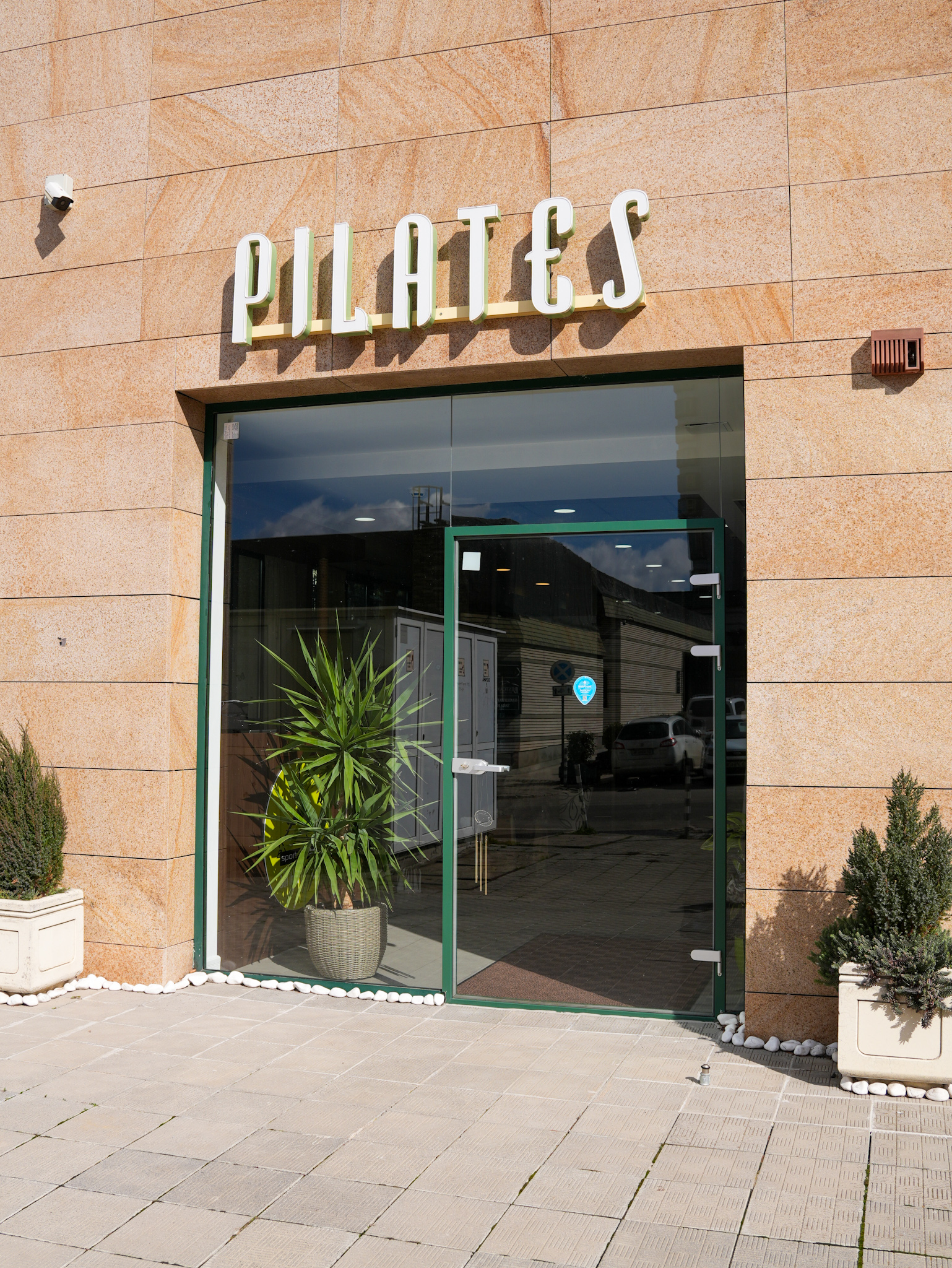 Предна снимка